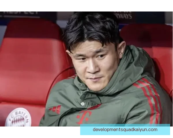 金玟哉与伊藤洋辉的防线配合表现稳健，助力球队防守稳定性提升